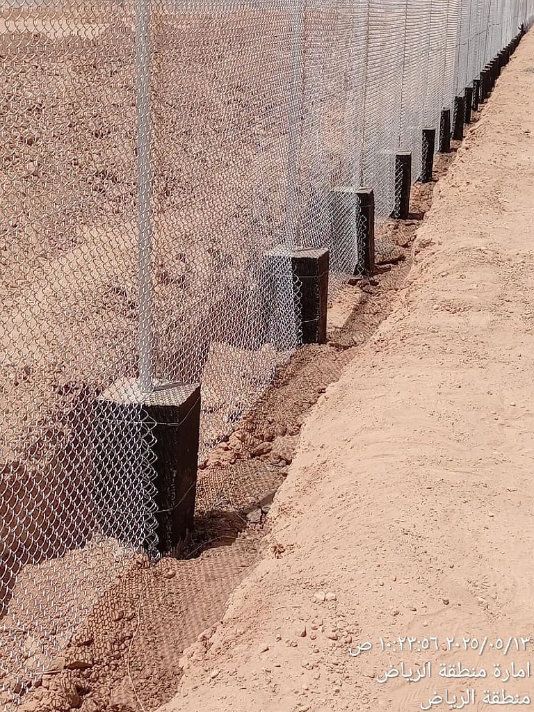 الخيام والمظلات والهناجر